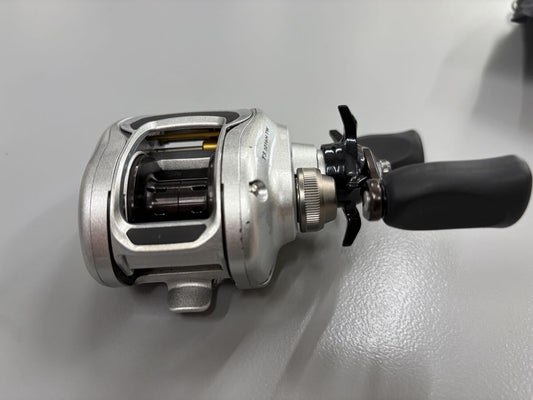 Very good condition/minor scratches] Daiwa T3 1016H-TW Right-hand drive Only used 5 times in fresh water Opens and closes smoothly, no crunchy feel, Complete with accessories