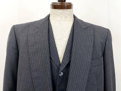 Super beautiful item [ARC ARC] Double 4 button peak lapel 3-piece suit (men's) size 44-46 equivalent Charcoal gray striped pattern★35RMS3788★