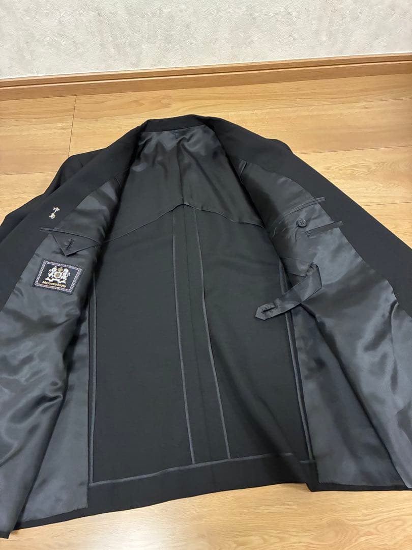 *6 sets of men's retro suits until August 9th
