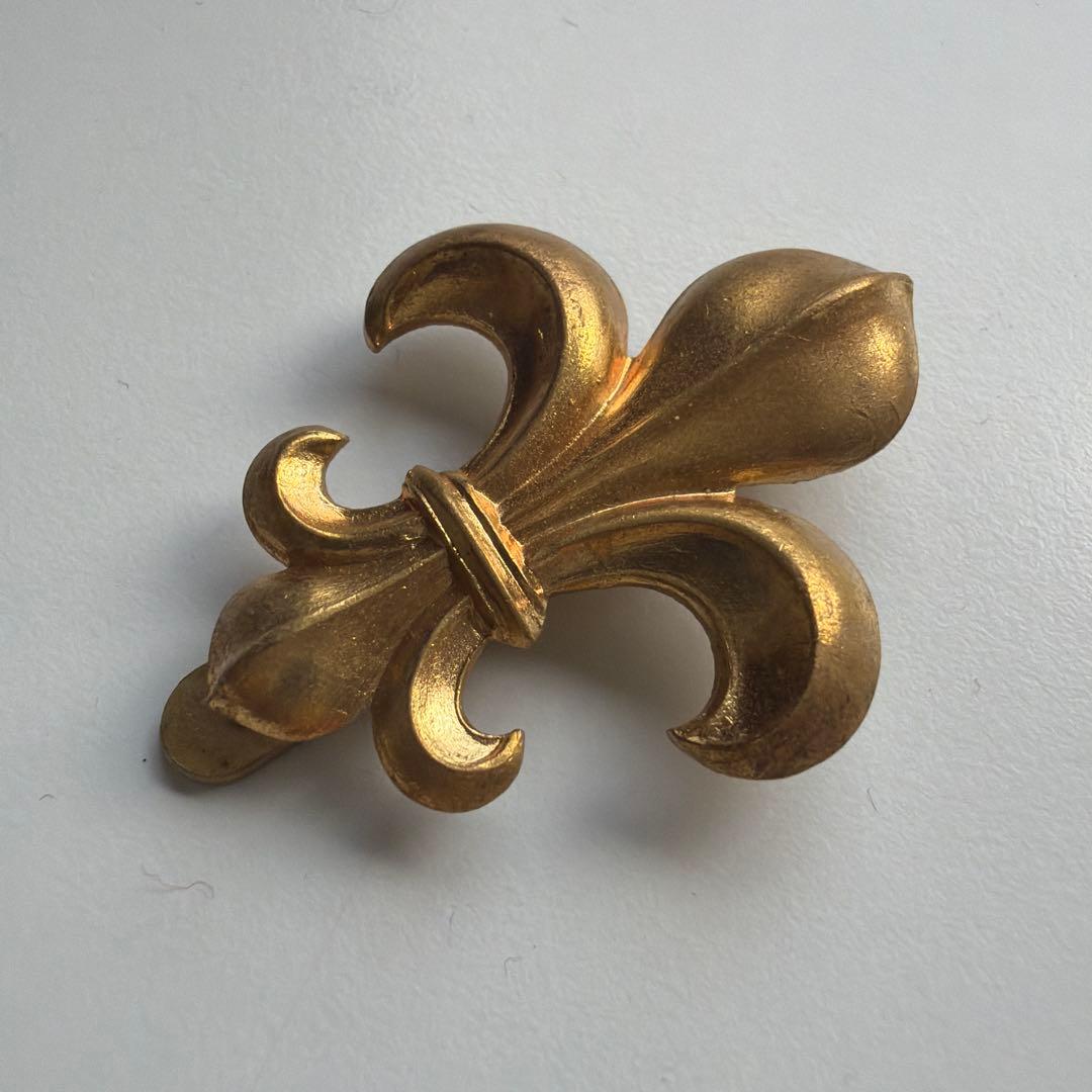 60s British Vintage Lily Crest Tie Bar