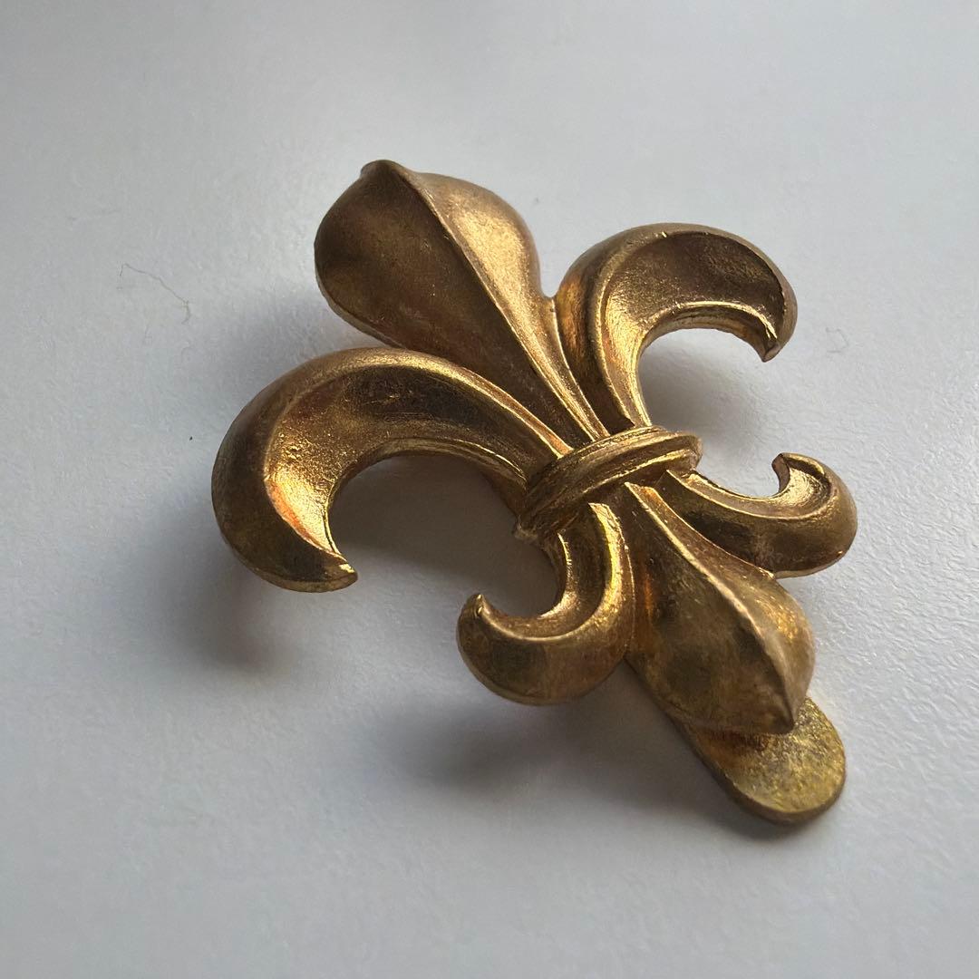 60s British Vintage Lily Crest Tie Bar