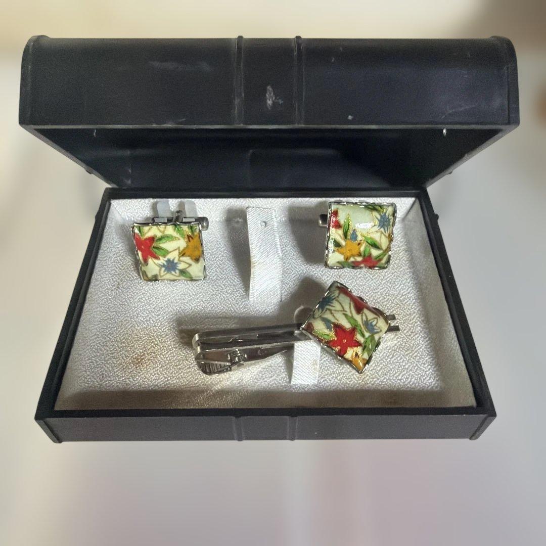 Showa Retro Cloisonne Style Floral Pattern Tie Pin Cufflink Set with Case